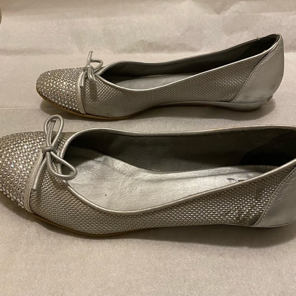 Stuart Weitzman Ideal Silver Nappa Rhinestone and Bow Flats. - Picture 9 of 16